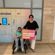 Scheckübergabe von DM an Frau Bading-Weiss vom Verein Gemeinsam Leben-Gemeinsam Lernen Bonn e.V. für das inklusive Angelprojekt.