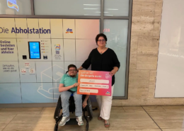 Scheckübergabe von DM an Frau Bading-Weiss vom Verein Gemeinsam Leben-Gemeinsam Lernen Bonn e.V. für das inklusive Angelprojekt.