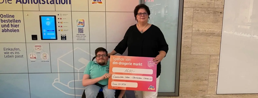Scheckübergabe von DM an Frau Bading-Weiss vom Verein Gemeinsam Leben-Gemeinsam Lernen Bonn e.V. für das inklusive Angelprojekt.